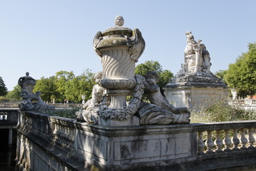 Fototapeta na wymiar Vase des jardins de la Fontaine à Nîmes