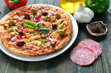 Pizza with chicken, pepper and olives