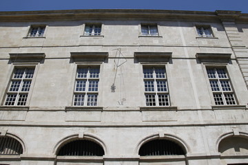 Fototapeta na wymiar Façade d'immeuble à Nîmes