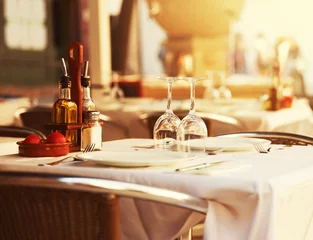 Selbstklebende Fototapete Restaurant Restauranttisch bei Sonnenuntergang