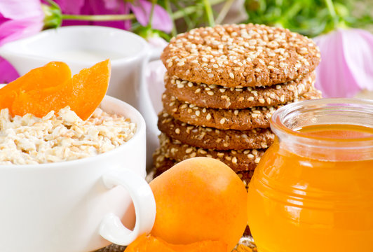 Oatmeal with apricot in the bowl