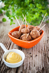 partysnack: frikadellen mit senf