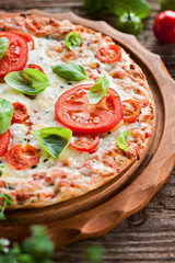 frische pizza mit tomaten und basilikum