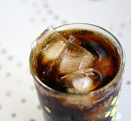 verre pétillant  cola,frais et glaçons