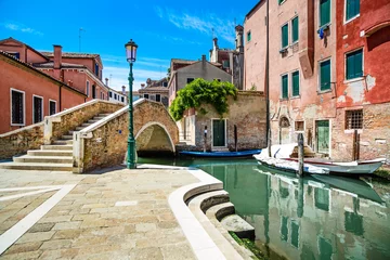 Crédence en verre imprimé Venise Paysage urbain de Venise, canal d& 39 eau, pont et bâtiments traditionnels.