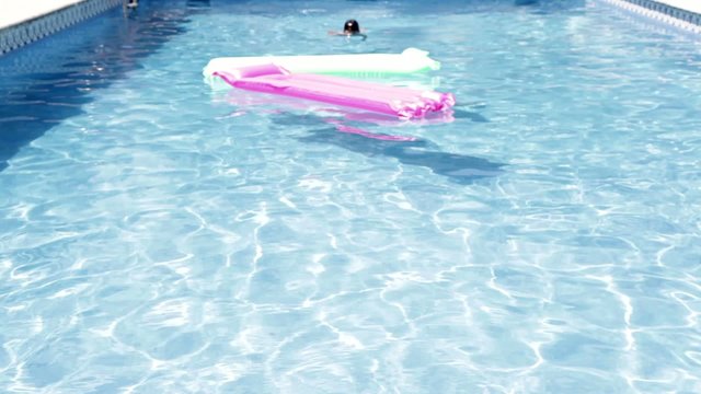 Ni&ntilde;o nadando y buceando en piscina