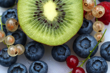 Beeren mit Kiwi in der Mitte © Sander-O