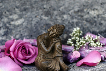 Buddhafigur mit Rosen