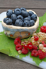 Sommerliches Stileben mit Beeren