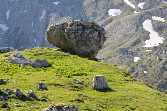 masso in bilico sulla vallata
