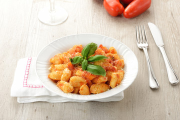 Piatto di gnocchi al pomodoro