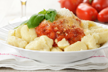 Piatto di gnocchi al pomodoro