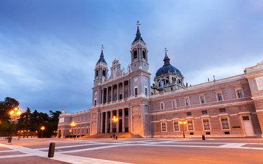 Fototapeta na wymiar Katedra Almudena w Madrycie w godzinach wieczornych