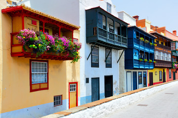 Fototapeta na wymiar Kolorowe domy z balkonami