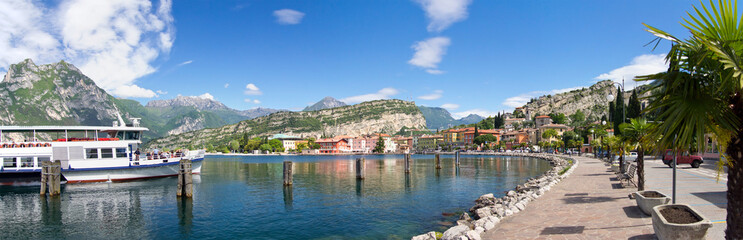 Fototapeta na wymiar Torbole, Hafen, panorama, Gardasee, promenada, Włochy