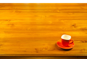 tasse et soucoupe sur table vernie