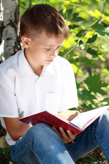 Fototapeta premium boy reading book