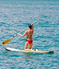 Fille en stand up paddle
