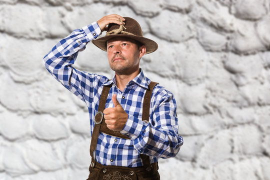 Mann in Tracht f&uuml;r das Oktoberfest - OK