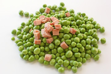 Petits pois et dés de jambon
