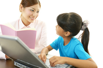 勉強に励む女の子