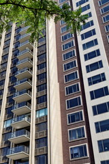 Naklejka premium Façade avec balcons et arbres