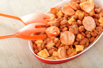 Insalata tedesca con wurstel, fagioli e formaggio