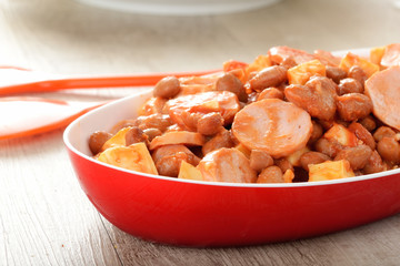 Insalata tedesca con wurstel, fagioli e formaggio