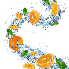 Fototapety  Pomarańcze z pluskiem wody