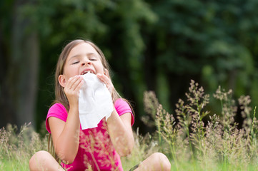 Allergie geplagtes Mädchen auf der Wiese