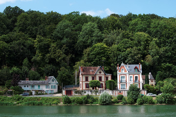 Fototapeta na wymiar Samois, villas sur rives de Seine