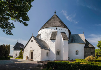 Die Kirche Osterlars Kirke auf Bornholm - obrazy, fototapety, plakaty