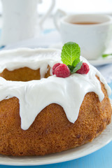 Kugelhopf with raspberries and icing.
