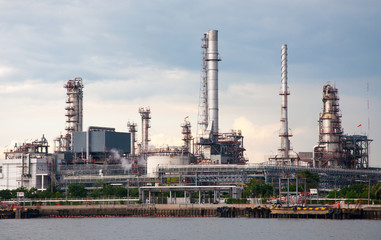 Obraz premium Oil refinery factory at river Thailand