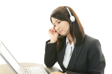 疲れた表情のオペレーター