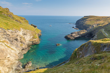 Fototapeta na wymiar Plaża tintagel i zatoki North Cornwall coast błękitne morze