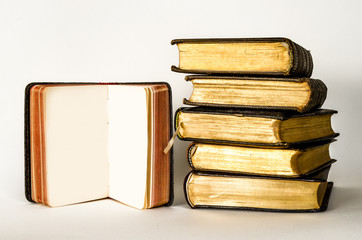 Buch mit B&uuml;cherstapel