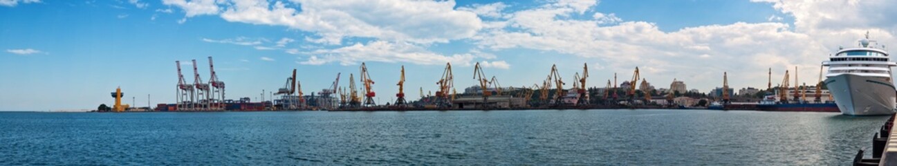 Fototapeta na wymiar Panoramic Seaport