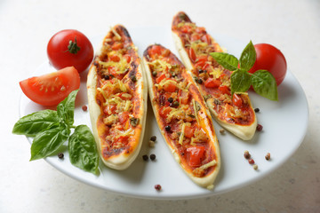 Pizzen mit Tofu und Tomate