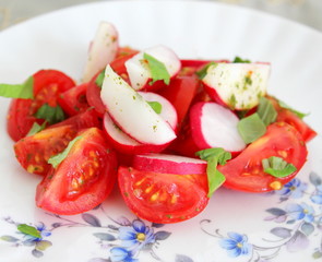 Tomatensalat mit Radieschen