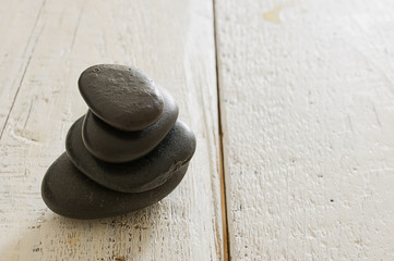 Fototapeta na wymiar Masaż kamieniami na starych płyt drewnianych
