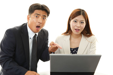 驚いた表情のビジネスマンとOL
