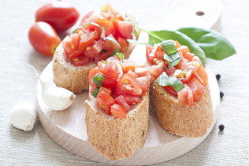 Crostini with tomato, oil, basil and garlic