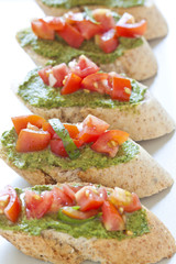 Crostini with arugula cream and tomatoes