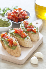 Crostini with arugula cream and tomatoes