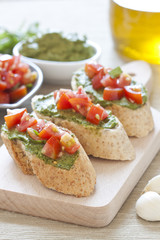 Crostini with arugula cream and tomatoes