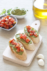 Crostini with arugula cream and tomatoes