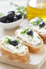 Crostini with cottage cheese, parsley and olive