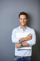 junger mann mit aktenordner