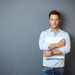 portrait mann mit aktenorder